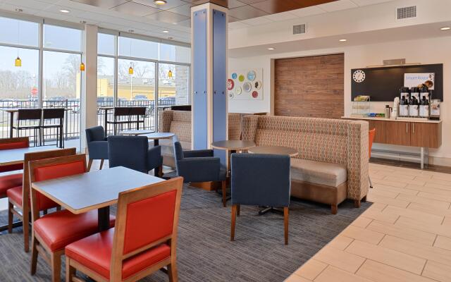 Holiday Inn Express & Suites Brighton South - US 23, an IHG Hotel