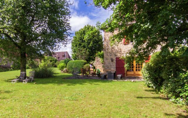 Spacious Farmhouse with private garden in Saint-Cybranet