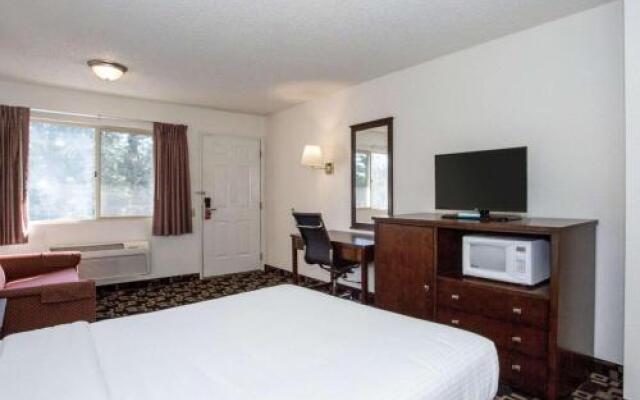 Econo Lodge Inn & Suites
