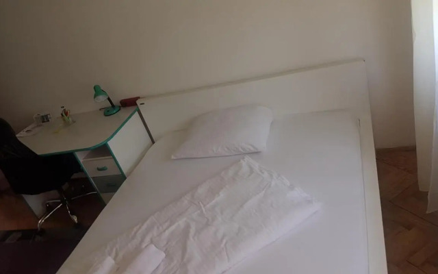 Slatka sobica za dvoje sa upotrebom zajednicke kuhinje i kupaonice