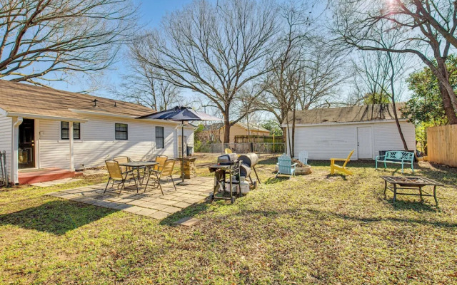 Grills, Fire Pit & Yard: Central Granbury Home!