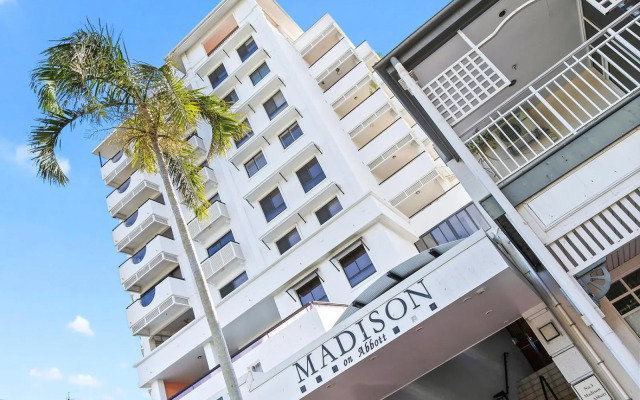 Stunning Costal 3 Bedroom Apartment In Cairns Cbd