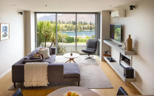 Stunning Lakeview 1 Bedroom Apartment