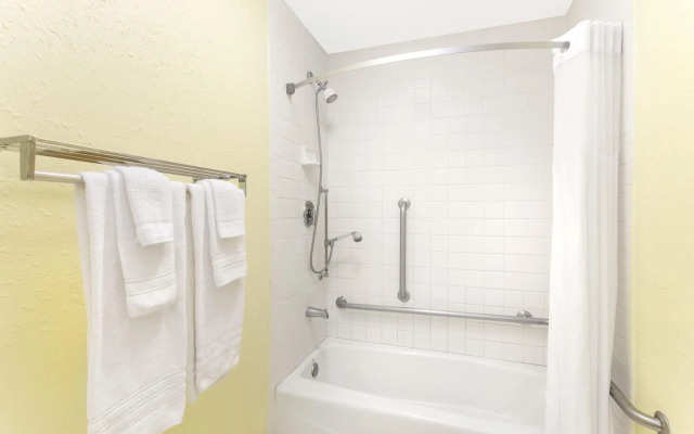Days Inn By Wyndham Savannah Airport