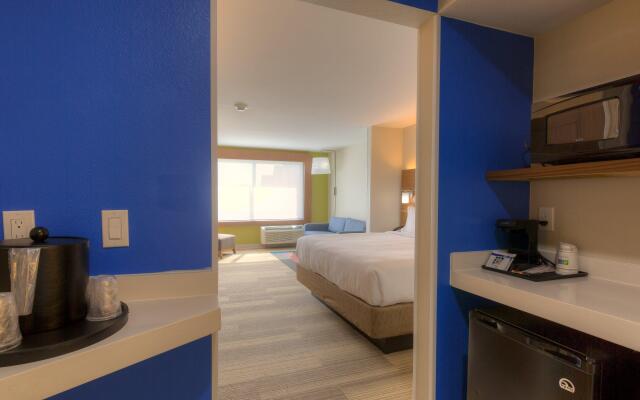 Holiday Inn Express & Suites Tulsa Midtown, an IHG Hotel