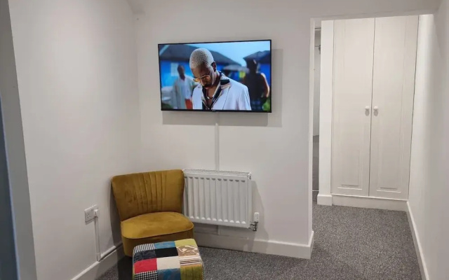London Oasis Modern 2BR Apartment