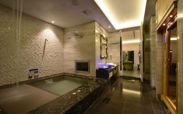 Uher Luxury Resort & Hotel