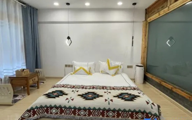 Lijiang Zhenmei Shishan Scenic Inn (Sifang Street Big Water Wheel Store)