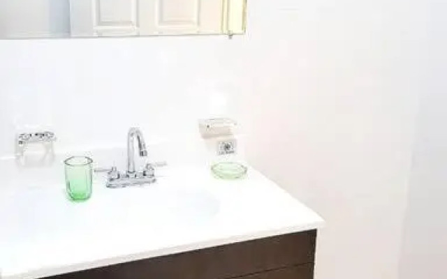 2 bedroom apartmen in the heart of west end!