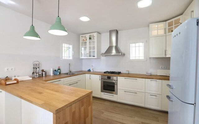 Luxury Villa Located In The Exclusive Area Of Finestra