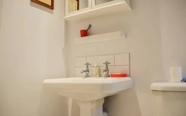 Fantastic 2 Bedroom Shepherds Bush Garden Flat