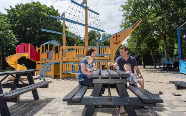 Moder Chalet With a Dishwasher, Behind the Dunes