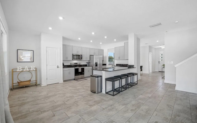 Luxury Modern Villa w/ Pool, Jacuzzi & Amenities!