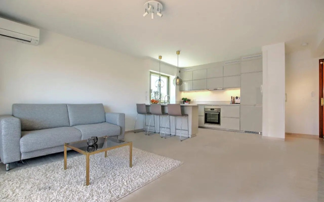 Modern Family Home 5 min to Beach +Pool +Garage