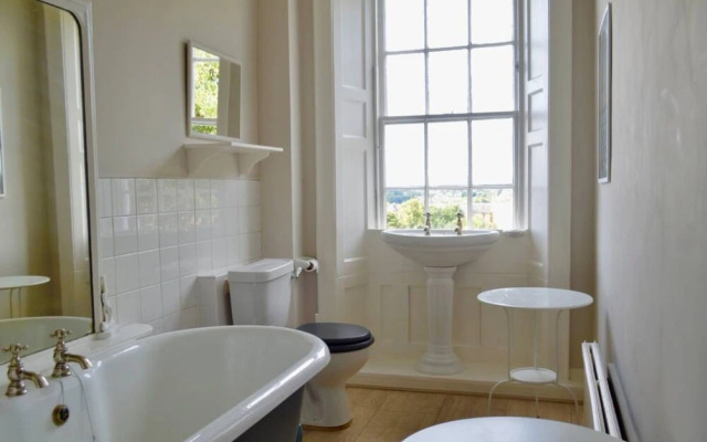 4 Bedroom Clock Tower Apartment In Edinburgh