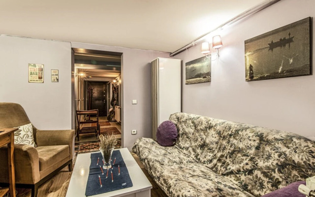 Cozy Home With Backyard in Sisli