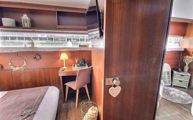 VIP Paris Yacht Hotel