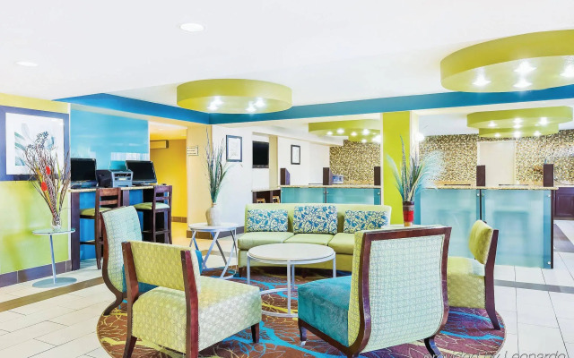 La Quinta Inn & Suites by Wyndham Oakland Airport Coliseum