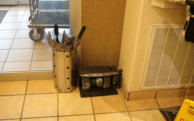 Best Western Plus Des Moines West Inn & Suites