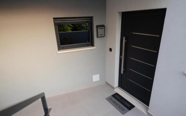 Apartment 1911