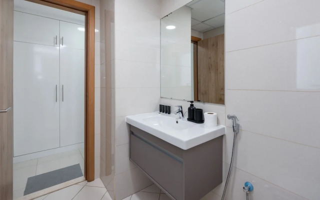 Premium 2BR Apt w Marina Views