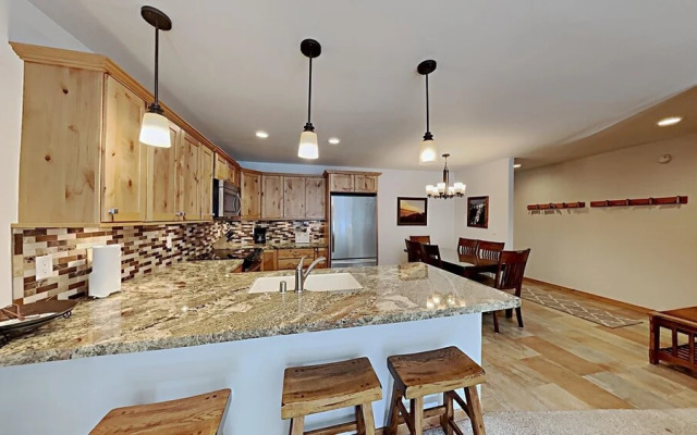 One Bedrooms At Snowbird Condos Slopeside - Free Wifi & Assigned Parking!