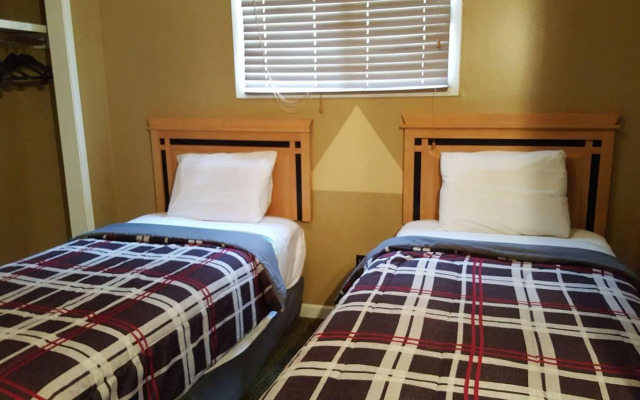 Plaza Motel