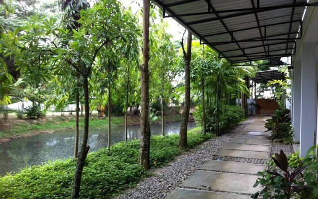 Chaofa West On The Pond