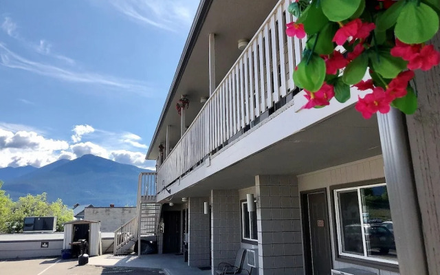 The Canterbury Inn of Downtown Invermere