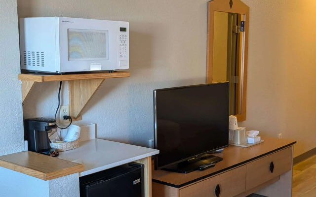 Days Inn & Suites by Wyndham Castle Rock