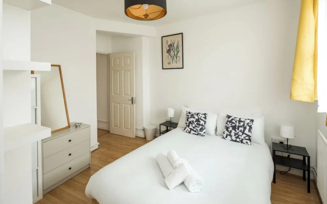 Stylish 2BD Flat with Balcony Near Stepney Green