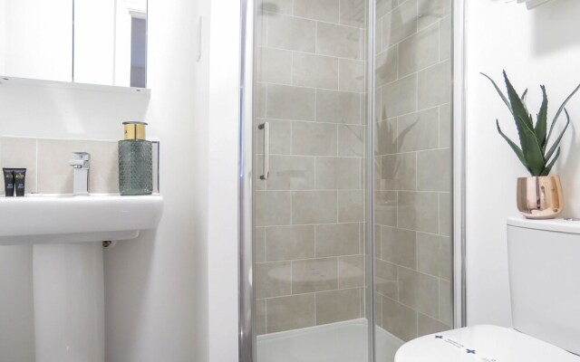 Tudors eSuites Birmingham House Private Garden Free Parking