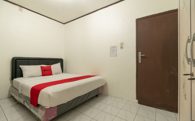 RedDoorz near Pondok Indah Water Park