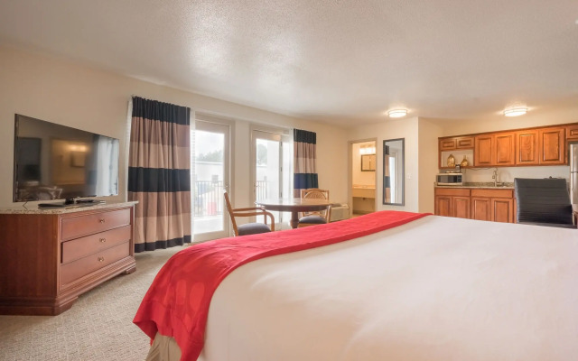 Cottonwood Suites Savannah Hotel & Conference Center