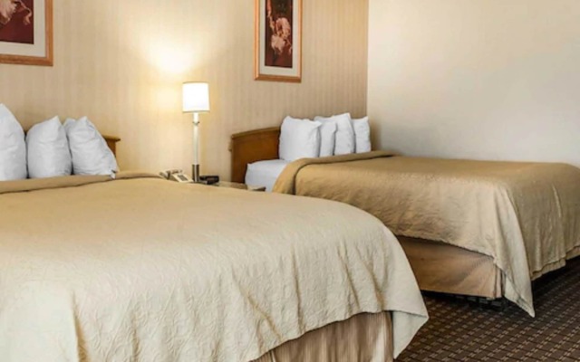Quality Inn & Suites Shelbyville I-74