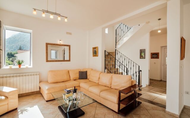 Spacious Family 4BR Seaside House, Fantastic Sea Views, 20 Meters to Beach