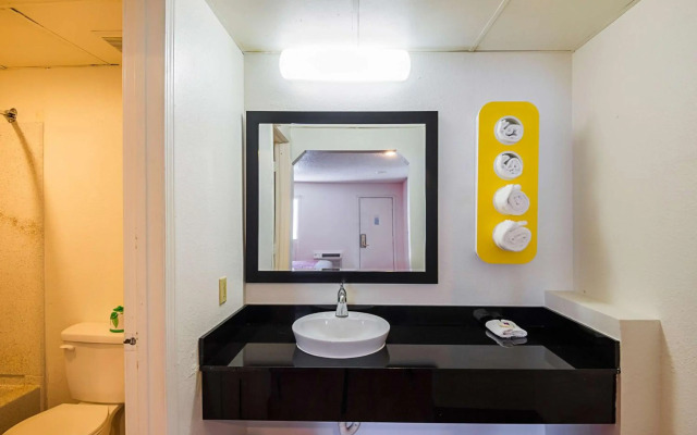 Motel 6-Blue Springs, MO