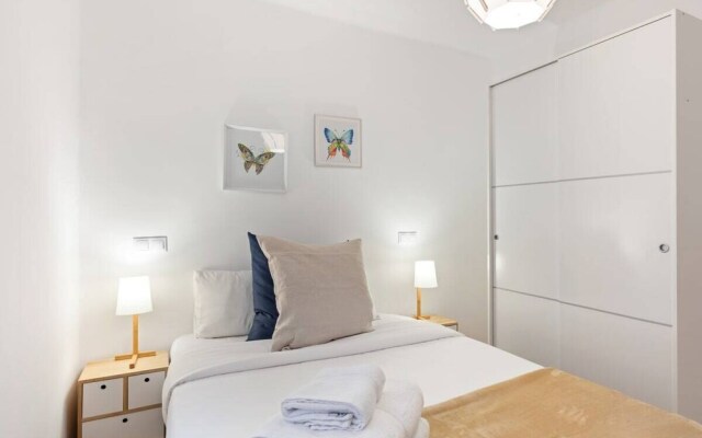 Bright & Modern Two Bed Apartment in Madrid