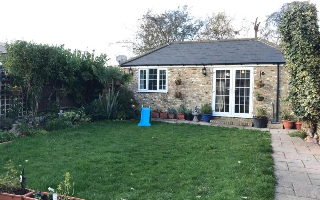 cosy cottage annex in Fairlop