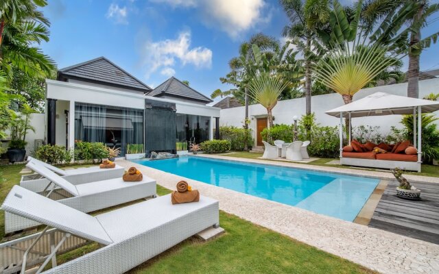 Serene 4br Seminyak Villa with Tropical