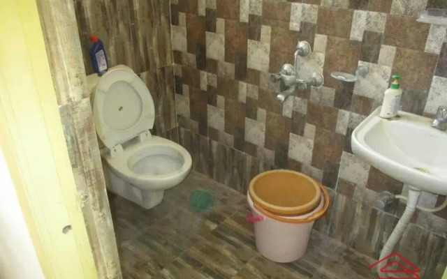 Oyo 702429 Charbhuja Gest House