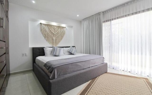 Blue Luxury 1 BD Apartment - Direct exit to the Pool - Fast WiFi - Free Parking