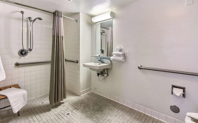 Motel 6 Salinas, CA - North Monterey Area