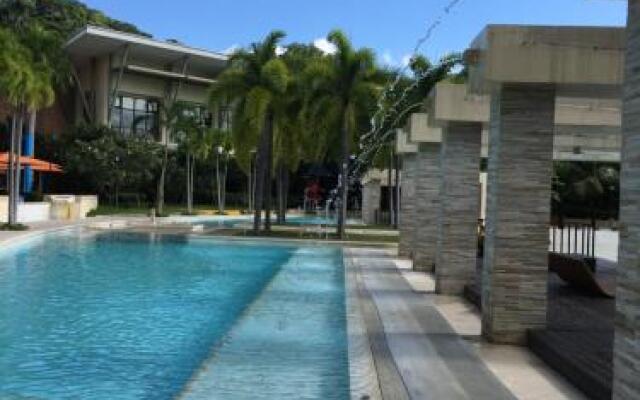 Myna Lagoon Pico de Loro