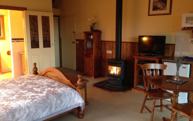 Daysy Hill Country Cottages – Guest Rooms – Port Campbell