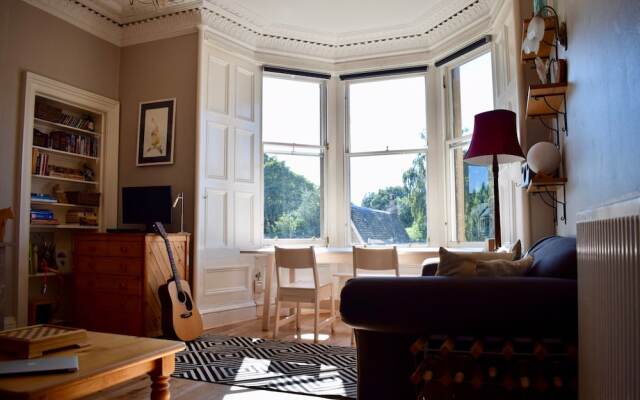 2 Bedroom Traditional Edinburgh Flat