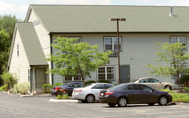 Hilltop Inn & Suites - North Stonington