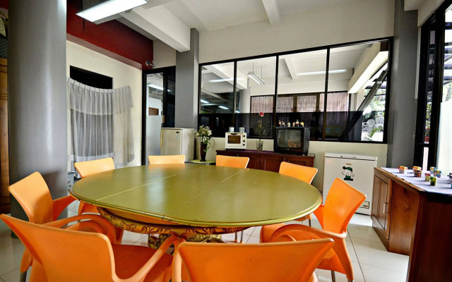 ZEN Rooms Tebet Gudang Peluru