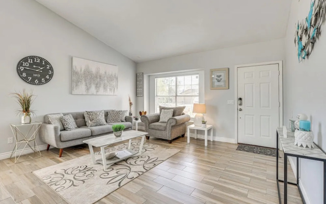 Glendale Gem: Outdoor Pool Table & Kitchen!