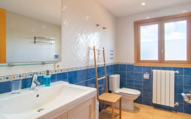 Traditional house Casa Binitaref with pool in Sineu